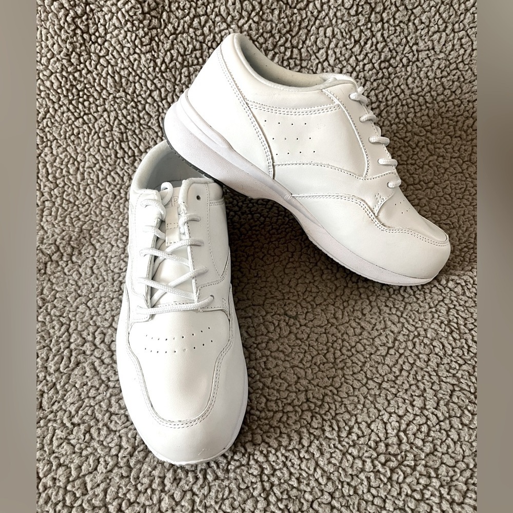 Size 7 Brand new white runners